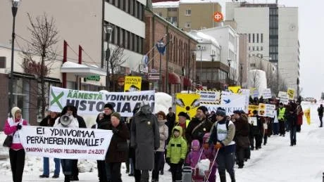 PROTESTTÅG MOT KÄRNKRAFT. Kärnkraftsdemonstranternas tåg slingrade sig genom centrala Kemi. Det fanns plakat på både finska och svenska.