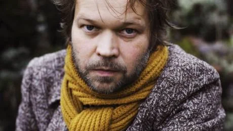 DEBUTANT. Tomas Bannerhed växte upp i Uråsa och bor sedan femton år i Stockholm. Har har arbetat som universitets-   lärare, utredare och redaktör. Korparna är hans skönlitterära debut.