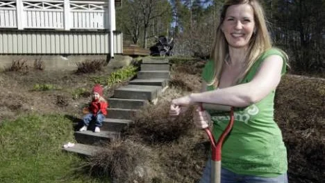 Susanne Lövgren, Klubbgärdet (med dottern Elsa, två år) har stora planer för slänten som går nedför altanen. Bland annat ska ett vattenfall rinna ner till en damm. "Fast det blir nog inte av i sommar, men en ny trappa ska vi försöka hinna med att bygga".