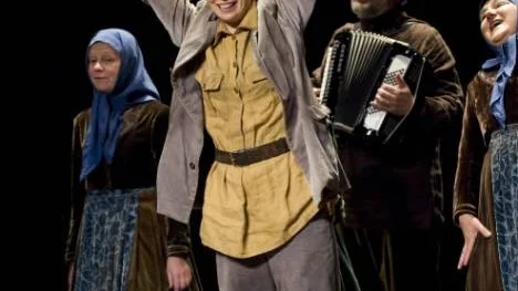 2007 spelades inte en enda pjäs på Dramatens stora scen med en kvinna som regissör eller dramatiker. I årets uppsättning av "Onkel Vanja", med Julia Dufvenius i en huvudroll, står Hilda Hellwig som regissör.