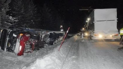 Hela lastbilsekipaget gick av vägen och blev liggande på sidan. Både lyftkran och bärgningsbil kom till användning vid bärgningsarbetet.