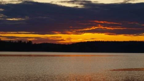 En vacker solnedgång över Holsträsket i Norrfjärden.