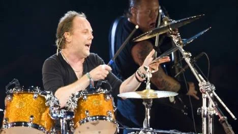Metallicas trummis gillar turnélivet. "Jag är 45 år gammal och får resa runt i världen, spela på stora arenor och bete mig som att jag är 12 år", säger Lars Ulrich. I bakgrunden sångaren/gitarristen James Hetfield.