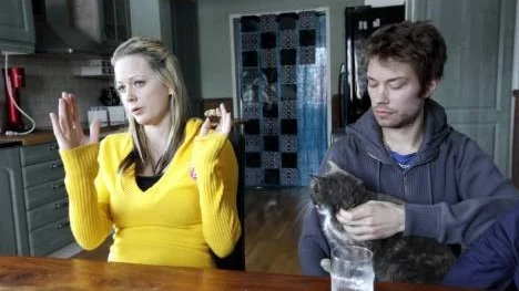 Martina Bergstedt, 24 år, och Peter Öhlund, 26 år, blev uppsagda av Betongmästarna och fick sluta i mars. Nu har deras inkomst halverats och det blir tajt att klara huslånet.