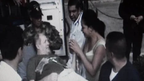 Efter 22 månader i fångenskap i Colombias djungler är Roland Larsson nu frisläppt. På bilden tas han om hand av colombiansk polis och sjukvård.