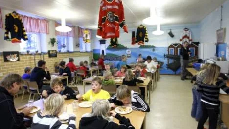 Få föräldrar vill gratis proväta skolmat i Piteå nästa vecka. Bara en handfull har anmält sitt intresse. (Bilden är hämtad från matsalen i Jävreskolan).