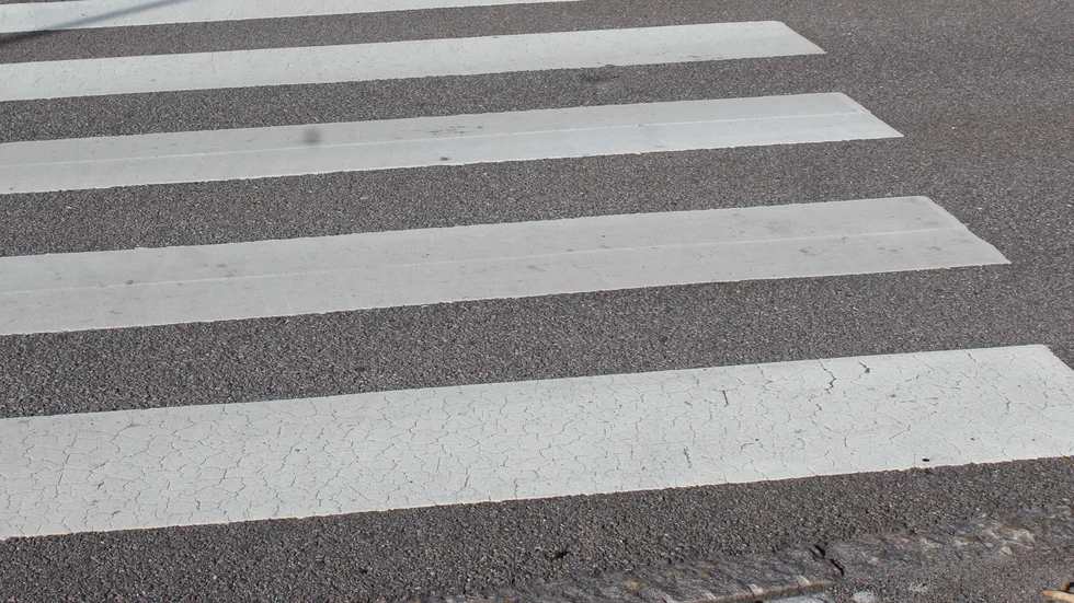 Skribenten undrar om vi ska förbjuda cyklar eller införa stopplikt vid övergängsställen.