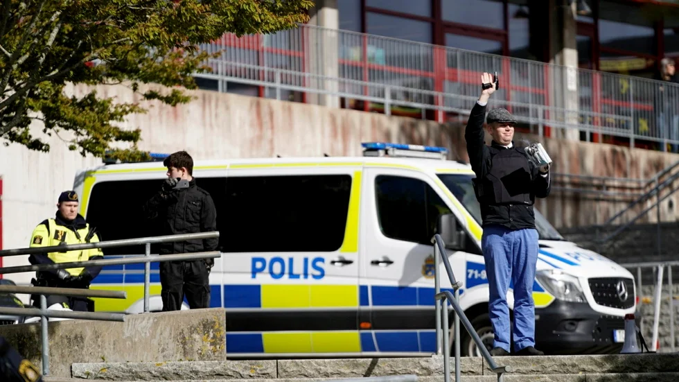 Rasmus Paludan, partiledare i Stram kurs, vid ett möte med polisbevakning på Frölunda torg i Göteborg i våras.