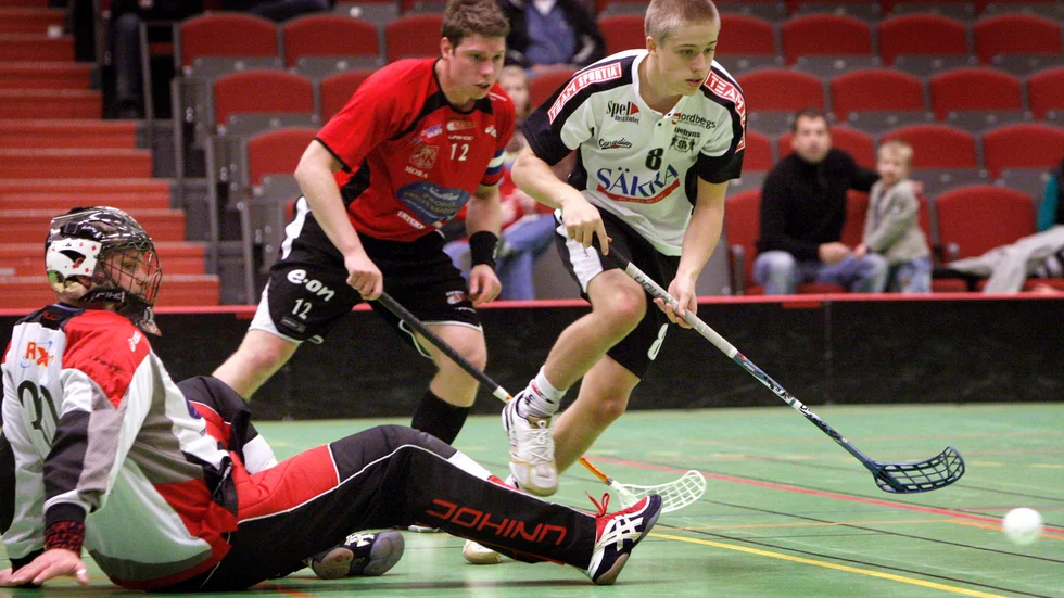 Erik Nilsson (nummer 8 ) och Öjebyn ställs inför en tuff uppgift i morgon då serieledaren Årsta står som motståndare. (Arkivbild)