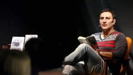 Mustafa Can läste högt ur boken om sin mamma och drog tänkvärda paralleller om Wilhelm Mobergs berättelse om Kristina från Duvemåla, som ständigt längtade tillbaka till den fattiga by hon utvandrat från.