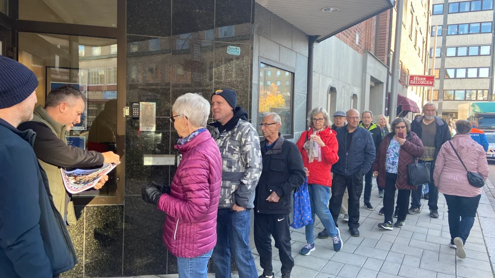 Kön till löpsedlarna var tidvis lång utanför Eskilstuna-Kurirens kontor på Rademachergatan.