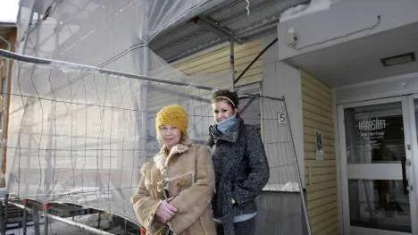 Jessica Bäckman och Therese Rönnkvist vid byggnadsställningarna utanför entrén. Nya skyltar är inköpta och ska sättas upp enligt Curth Johansson, Wallsténföretagen.