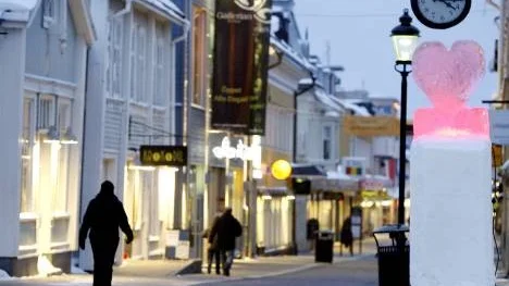 Ett kyligt verk med varmt budskap - Piteå hälsar var medborgare välkomna till stan med hjälp av nyresta ishjärtan.