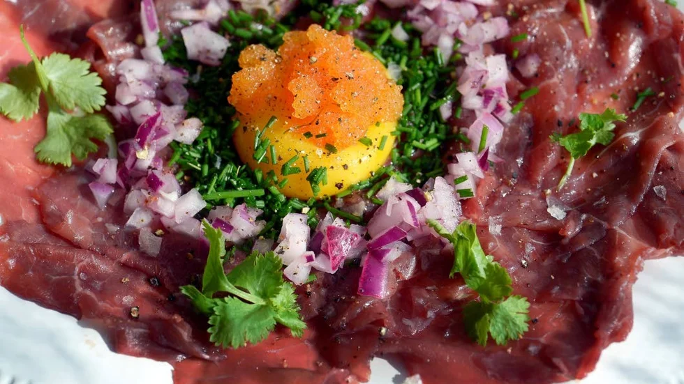 Skiljda världar. När det gäller löjrom har vi vant oss att få reda på ursprung, men hur är det med oxfilén? Nu höjs allt fler röster för att restauranger ska ange ursprungsland när det gäller kött.
