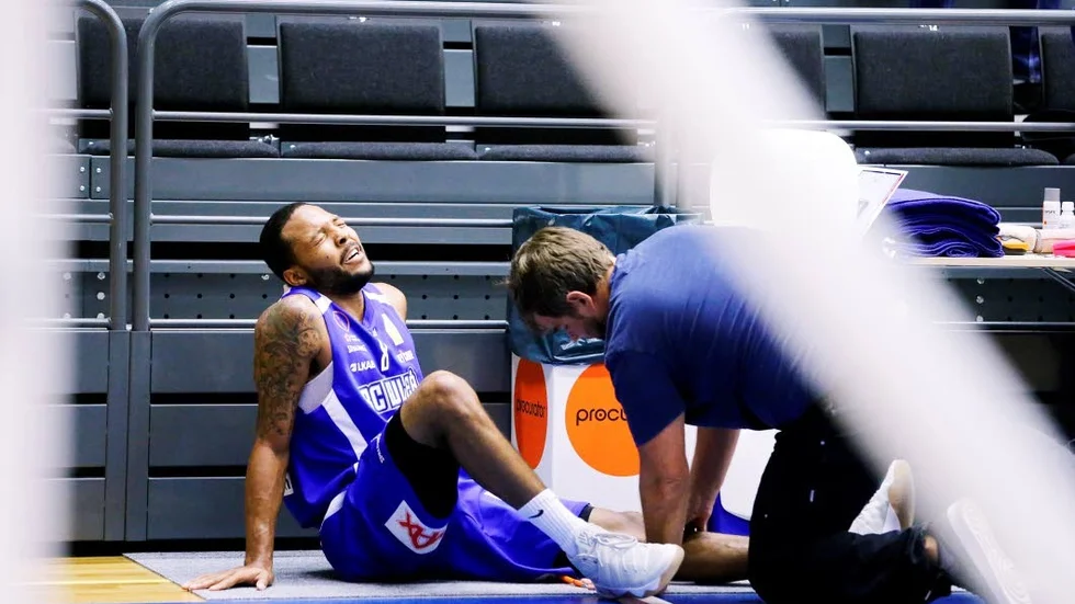 Aj. Brandon Rozzell tvingades kliva av matchen mot Jämtland och spelade inte mer under Quality Hotel Basketball Tournament.
