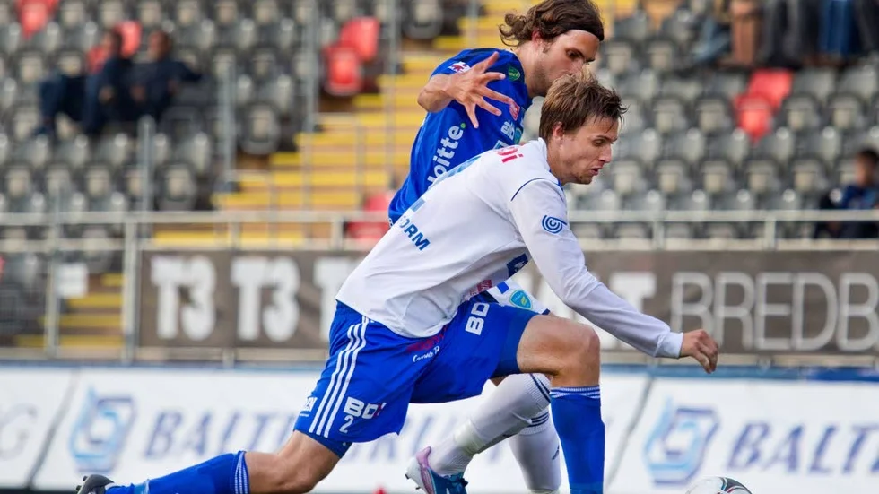 Simon Mårtensson i kamp med förre Luleåbacken Simon Söderstrand.