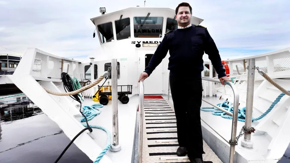 Ganska nöjd. Skepparen Johan Söderholm som med sin båt M/S Symfoni för första sommaren skött delar av kommunens skärgårdstrafik är ganska nöjd med sommaren. På Symfoni har de under somamren haft cirka 6 000 påstignignar.