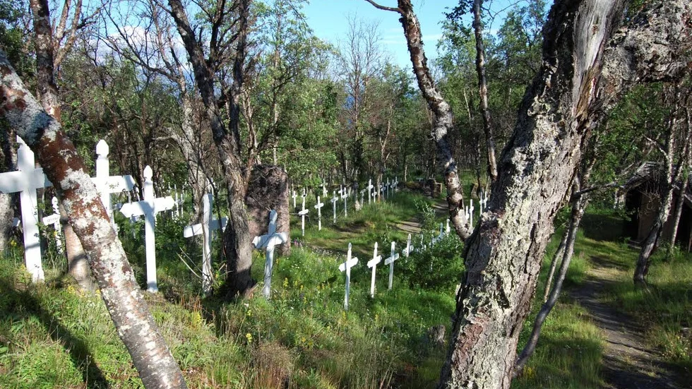 Plats för eftertanke. Tornehamns kyrkogård nära Björkliden. Här finns även en minneslund bland fjällbjörkarna.