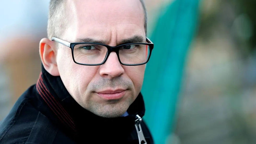 Lägger locket på.  Kommunalrådet Niklas Nordström (S) vill inte kommentera turerna i processen inför Luleboaffären.