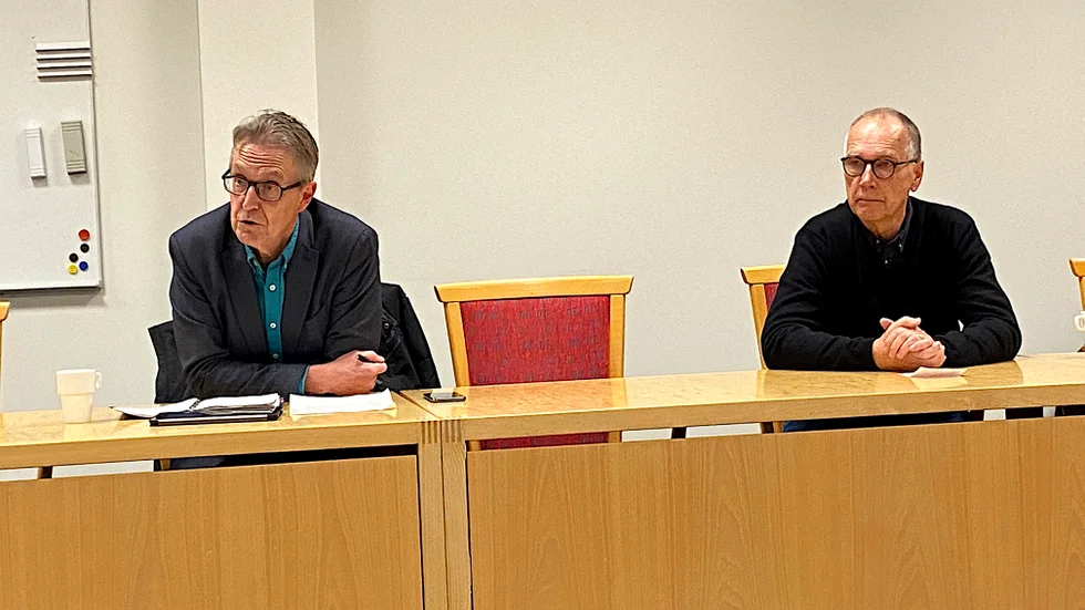 Vi ser fram emot att kunna anta nya riktlinjer – och inte minst att börja jobba efter dem och testa nya sätt att möta Enköpingsborna, skriver den styrande majoritetens sex partier. På bilden Anders Wikman (NE) och Kenta Hällbom (MP).