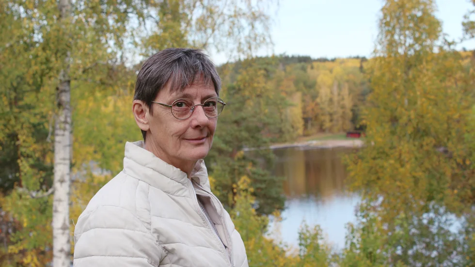 Birgitta Hagström vid sjön Såduggen, där badplatsen Jonsäng skymtar i bakgrunden. Det är vid den närmaste stranden som hon tänker att den nya badplatsen ska ligga.
