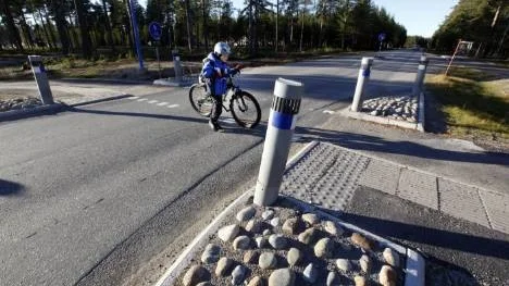 Dagligen passerar Joakim Larsson, 9, avsmalningen i vägen på Furulund som byggdes i fjol höst. "Ibland stannar bilarna, ibland inte", förklarar han. Det råder viss förvirring om övergången skall betraktas som övergångsställe eller gångpassage. Det sistnämnda är dock det riktiga.