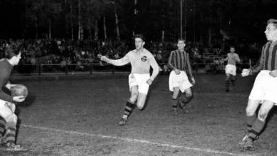 Åhmans målfarlighet gjorde att han fick åka ner och provspela med Köpings IS som då spelade i landets näst högsta serie. Där var han nära att bli matchvinnare när laget mötte anrika Djurgården. Här Lennart ( i mitten) i en bild från testmatchen omgiven av randiga Djurgårdsspelare.
