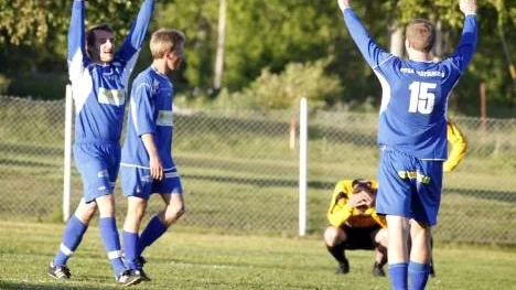 Storfors jublar efter att ha vänt 0-1 till 2-1 i andra halvlek. Tre sköna poäng gör att Storfors klättrar två placeringar i tabellen.