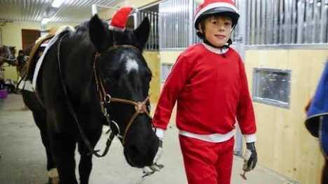 Oskar Hagström, 10 år från Arvidsjaur, äger hästen Zita III och är på väg ut till hoppuppvisningen. "Hoppa är roligast tycker jag, det går så snabbt ibland", säger han.