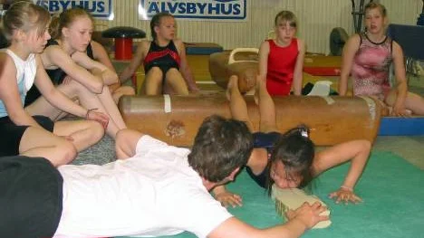 Armhävning med klapp är ett av styrkeproven som ingår i Anatoli Cup. Här testar Elin Lundström, Älvsbygymnasterna, sin uthållighet under överinseende av domare Agneta Nyman.
