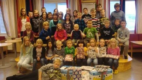 Parkskolans elever i Glommersträsk med sina julpaket i förgrunden.