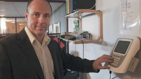 Ulrik Bylander och den övriga skolpersonalen har sedan drygt ett år tillbaka stämpelur i personalrummet. "Det positiva med stämpelklockan är att det syns hur mycket lärarna jobbar", säger han.