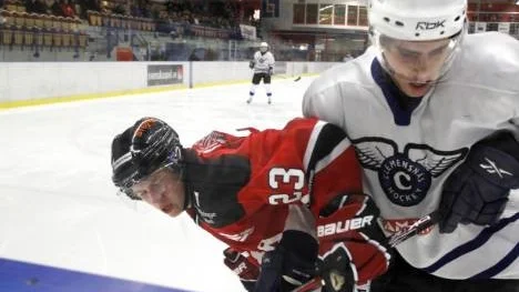 Piteå Hockey och Jonas Berglund (i rött) kopplade grepp om Clemensnäs i söndag, ikväll väntar ny hemmamatch, mot Boden. "Vi måste framför allt spela ett bättre försvarsspel"
