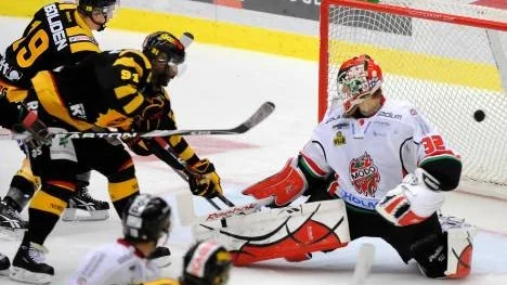 Ett matchavgörande mål. Johan Forsberg (19) håller sig framme och sätter 3-1-pucken bakom Modos målvakt Tuomas Tarkki. Ett mål som kom efter 16.20 i den andra perioden. Forsberg spelade även fram till Skellefteås 1-0-mål som Pierre-Edouard Bellemare gjorde. Skellefteå vann med 4-1 och tog därmed säsongens första seger efter två raka förluster.