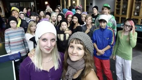 Eleverna på Christinaskolan i Piteå vill ta bort förbudet mot mössa i lektionssalarna. Nu demonstrerar de för rätten att få bestämma själva om den saken.