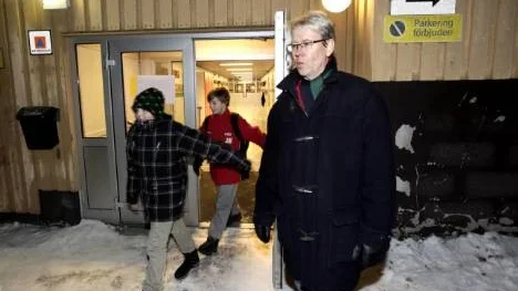 Kommunalrådet Peter Roslund (S) vill inte släppa greppet om Norrmalmskolan. "Friskolorna får väl göra som andra näringsidkare och investera i egna lokaler", säger han.