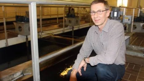 Kenneth Eriksson, driftchef vid vattenverket på Degeränget, beskriver hur Pitebornas dricksvatten genomgår en fällningsprocess där eventuella tarmbakterier fastnar.