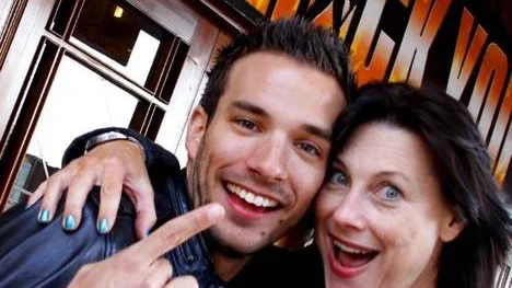 Tina Leijonberg och Bruno Mitsogiannis gör huvudrollerna i "We will rock you".