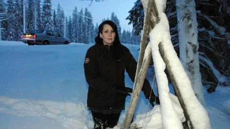 Här, på Slagnäsvägens södra sida, omkom Malin Anderssons bror Fred. Ett litet minnesmärke är rest och på sommaren finns det alltid blommor där.