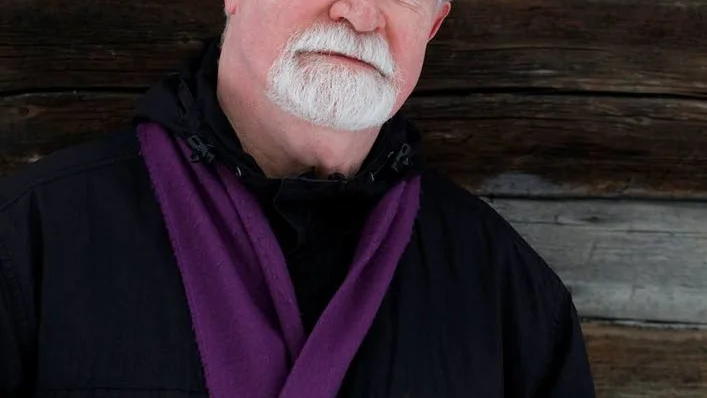 Fånge och fångvaktare. I Per Odenstens roman "Människoätarens skugga" är fången den italienske marxisten, politiske filosofen och kulturteoretikern Antonio Gramsci (1891–1937). Fångvaktaren, Leon, är en försynt medelålders man som långsamt håller på att bli döv och alltmer tvingas förlita sig på läppläsning i umgänget med människor.