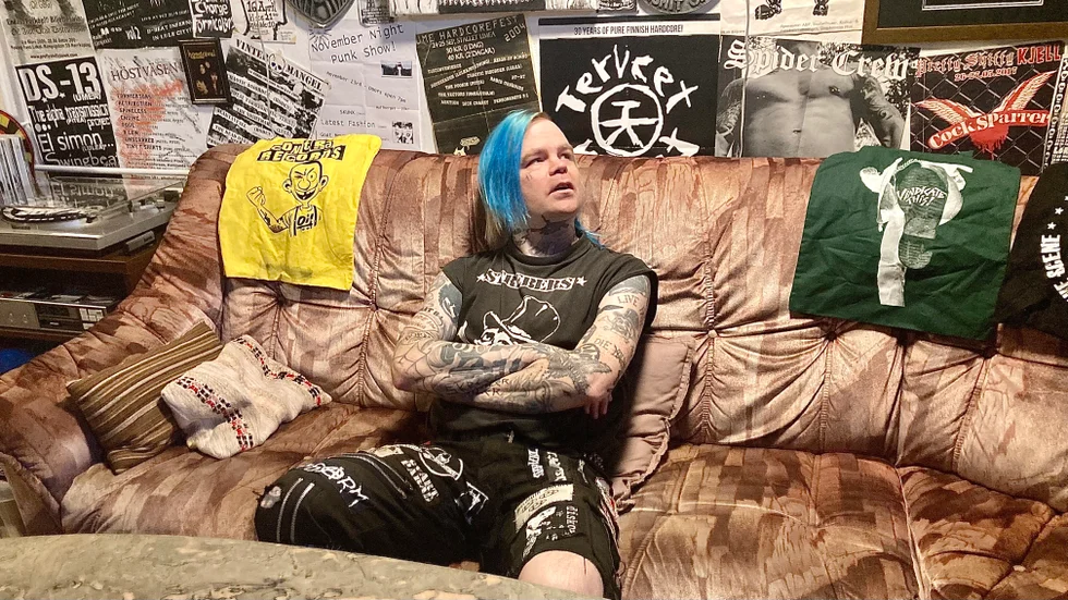 Husets högkvarter är mys- och musikrummet i källaren där Robert Rautio samlat ihop en diger låtskatt från både stora och små punkband.