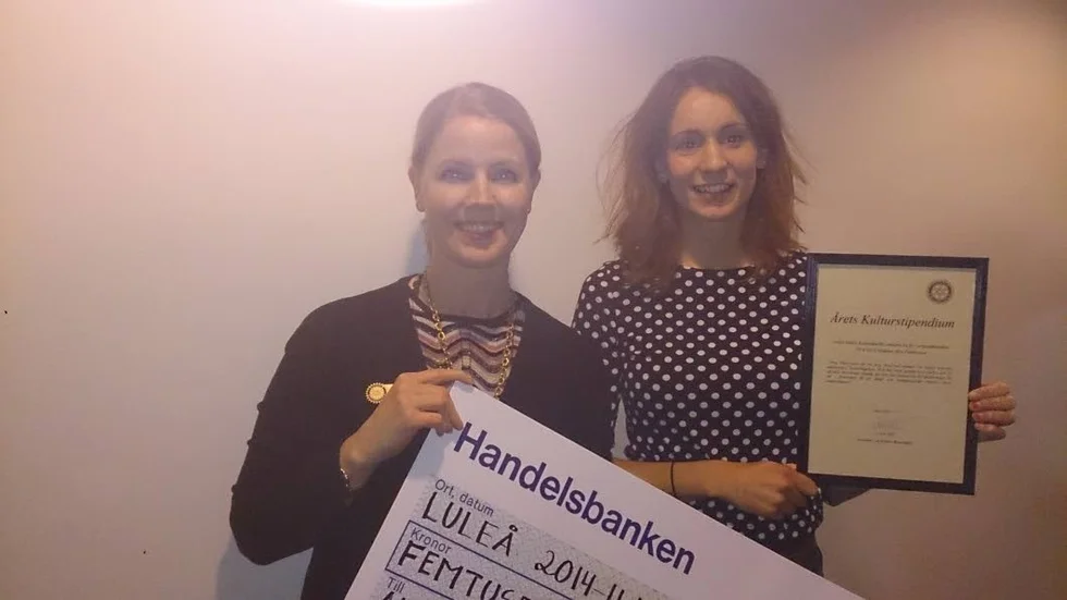 Prisad. Alva Alva Pettersson med Luleå Södra Rotaryklubbs president Carin Hall.