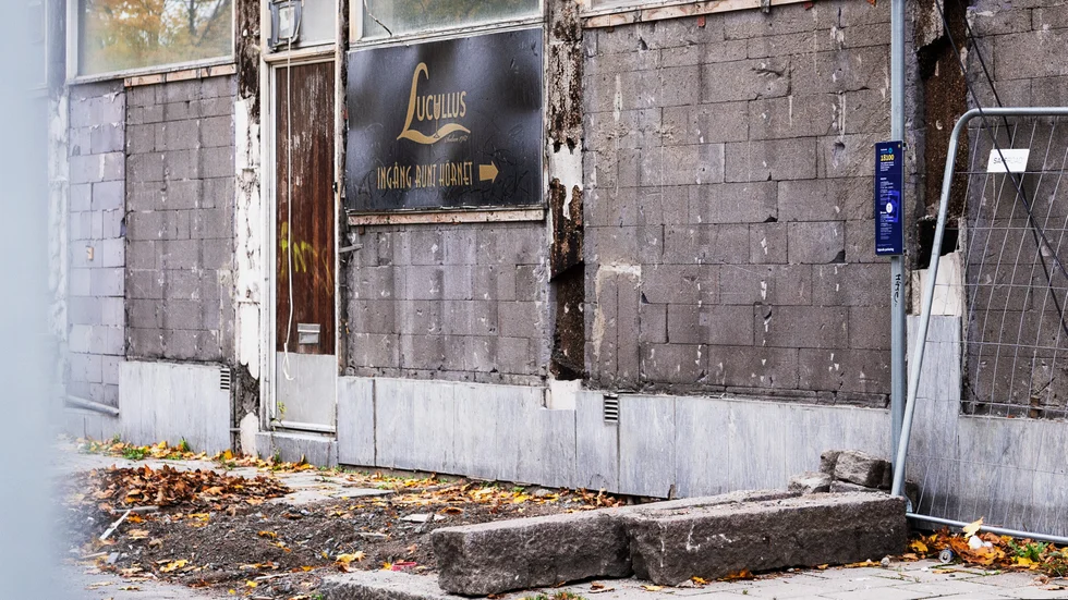 Ägarna till restaurang Lucullus krävde drygt 5 miljoner kronor i en tvist om restauranglokal men förlorade. Nu kan de istället få betala en dryg miljon. Just nu pågår rivningen av Sivia torg, där Lucullus tidigare låg.