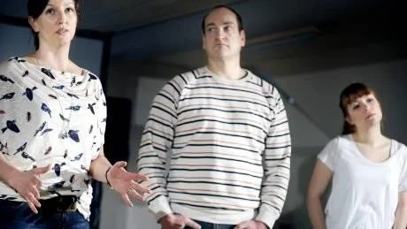 TÄTT SAMARBETE. "Jag känner igen mig i Emmas försök att vara lycklig och framgångsrik på Facebook",    säger Teater Scratchs Marie Wallstén. Lars Schilken regisserar och Maria Åberg har skrivit manus, men är också skådespelare i pjäsen som har premiär i helgen.