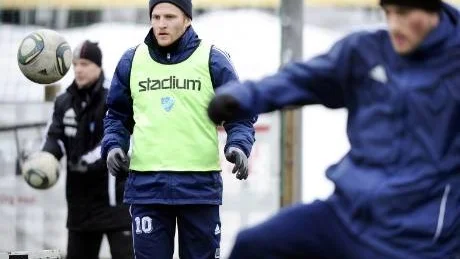 Framåt. IFK Luleå gör sitt andra år i division I och målsättningen är att ta ytterligare ett kliv framåt. Bokstavligt talat. Anfallaren Per Mettävainio hoppas på fler mål den här säsongen.