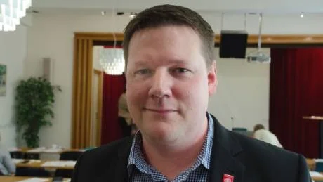 INITIATIVET. LO måste ta ledningen i samhällsdebatten och komma ur underläget, ansåg Tobias Baudin, 1:e vice ordförande i Kommunal, kandidat till posten som LO-ordförande, vid LO-distriktets årsmöte.
