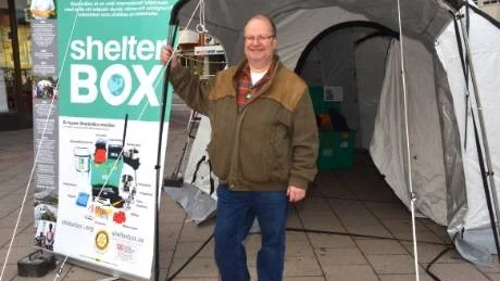 VÄRDIGHET. Bodensarna kunde på lördagen titta närmare på vad en Shelterbox innehåller. Olle Dahlquist, Rotary, berättar att genom lådan kan människor få ett tillfälligt och värdigt skydd efter en katastrof. Foto: Roger Larsson