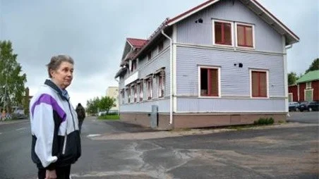 BORTA. Laila Rova går förbi Ekfors krafts kontor utan att märka att naziskyltarna och flaggorna är borta. "Skönt att skyltarna är borta", säger hon.