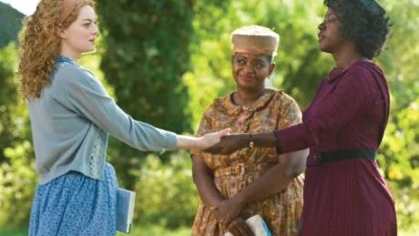 RASFRÅGAN. I den lilla staden Jackson bestämmer sig Skeeter (Emma Stone) för att gå mot strömmen och uppmärksamma de svarta hembiträdenas situation. Hon får hjälp av Minny (Octavia Spencer) och Aibileen (Viola Davis).