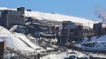 STOPP. Just nu är det bara ett av tre kulsinterverk i Kiruna som är i drift. KK3 står still på grund av ett planerat underhåll och sprickor i en bärring till den stora ugnen har nu tvingat LKAB att stanna även sin nyaste kulsinterverk KK4. Foto: Mattias Forsberg